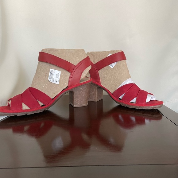New Clarks, red chunky heel sandals, size 9 , never worn in a box - Picture 3 of 6